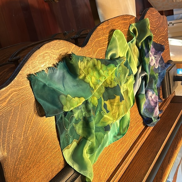Lovely Miron silk grapevine pattern scarf - Picture 2 of 2